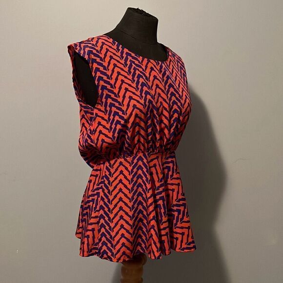 Anthropologie Paper Crane Women's Red Chevron Sleeveless Peplum Blouse - Picture 8 of 9